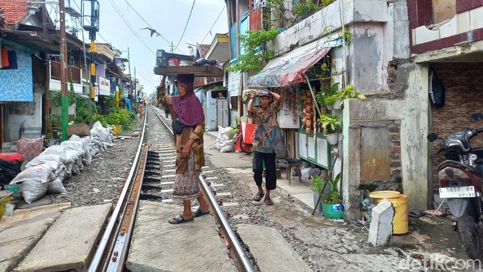 Fotokopi KTP Bukti Cinta Yummiyeh untuk Suami yang Temani Jualan Satai