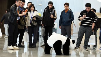 Peluncuran ini menandai langkah baru dalam komersialisasi teknologi robotika, khususnya robot humanoid, untuk kebutuhan industri dan komersial. China News Service via Getty Ima/China News Service