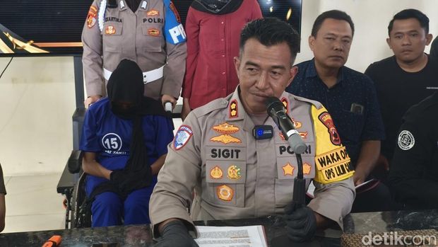 Wakapolresta Solo AKBP Sigit saat konferensi pers ungkap kasus pembuangan bayi, di Mapolresta Solo, Selasa (23/12/2025).