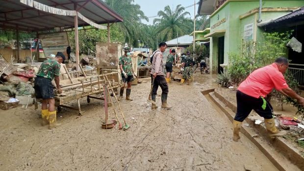 Aksi gotong royong membersihkan sekolah terdampak banjir bandang di Aceh. (Dok. Badan Komunikasi Pemerintah)