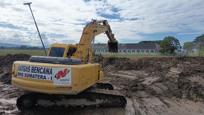 Alat Berat hingga Bantuan Pangan Dikirim ke Wilayah Bencana Sumatera