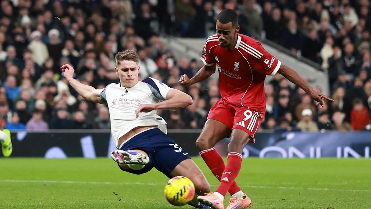 Micky van de Ven menekel Alexander Isak hingga cedera parah. (Foto: Getty Images/Marc Atkins)