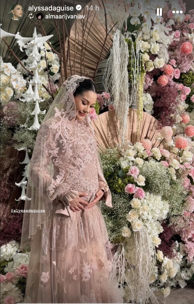 Setelah gender reveal, Al Ghazali dan Alyssa Daguise kembali menggelar acara untuk calon anak pertamanya. Di pengajian 4 bulan kehamilan, Alyssa tampil cantik dan anggun berbalut gaun berwarna dusty pink lengkap dengan kerudung di kepalanya. Foto: Instagram