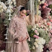 7 Foto Pengajian 4 Bulanan Alyssa Daguise, Anggun Berbalut Gaun Dusty Pink