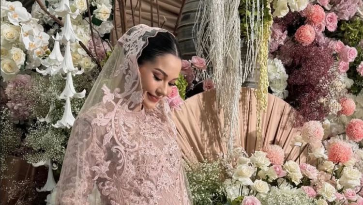 7 Foto Pengajian 4 Bulanan Alyssa Daguise, Anggun Berbalut Gaun Dusty Pink