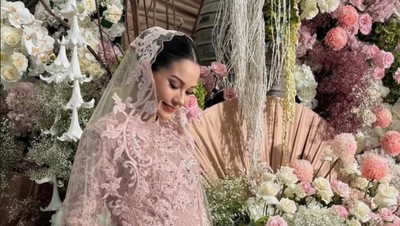 7 Foto Pengajian 4 Bulanan Alyssa Daguise, Anggun Berbalut Gaun Dusty Pink