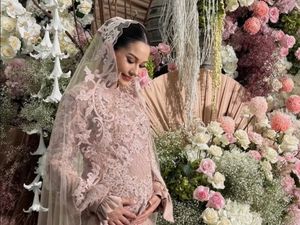 7 Foto Pengajian 4 Bulanan Alyssa Daguise, Anggun Berbalut Gaun Dusty Pink