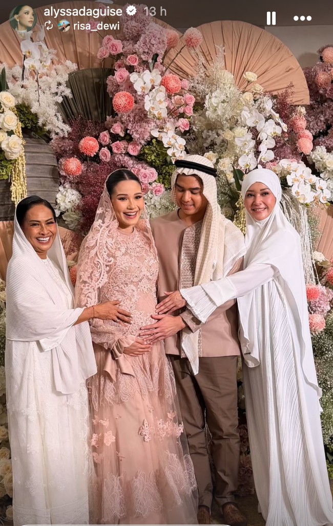 Ibunda Alyssa Daguise, Risa Dewi, dan ibunda Al Ghazali, Maia, terlihat hadir. Keduanya kompak kenakan busana serba putih. Foto: Instagram