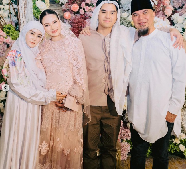 Ahmad Dhani dan Mulan Jameela juga turut hadir. Seperti para anggota keluarga lain, keduanya juga mengenakan busana bernuansa putih. Foto: Instagram
