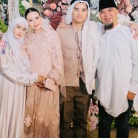 Ahmad Dhani dan Mulan Jameela juga turut hadir. Seperti para anggota keluarga lain, keduanya juga mengenakan busana bernuansa putih. Foto: Instagram
