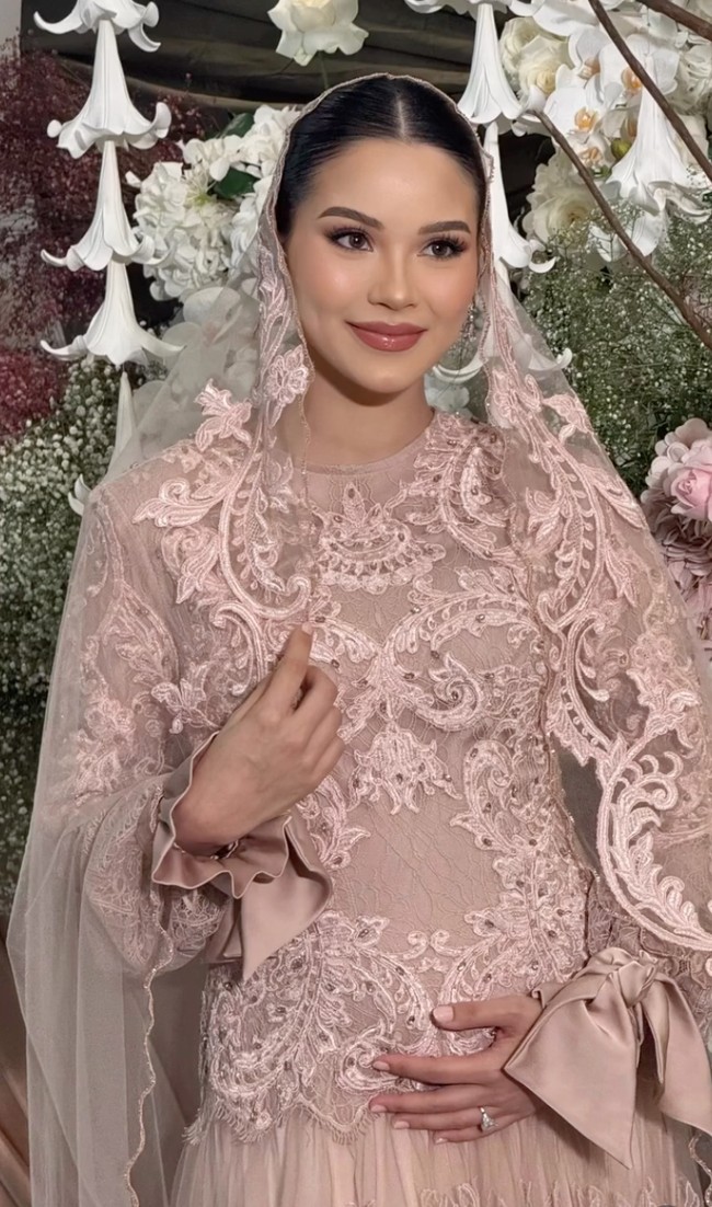 Penampilan Alyssa makin memukau dengan pulasan makeup soft glam yang senada dengan warna busana yang dikenakan. Hasil akhir flawless membuat pesona kecantikan bumil makin terpancar. Foto: Instagram