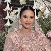 Penampilan Alyssa makin memukau dengan pulasan makeup soft glam yang senada dengan warna busana yang dikenakan. Hasil akhir flawless membuat pesona kecantikan bumil makin terpancar. Foto: Instagram