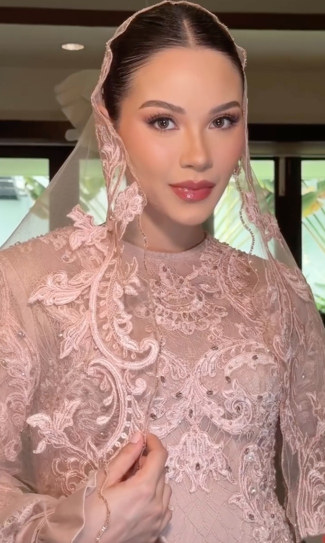 Di unggah ke akun Instagram sang MUA, penampilan wanita 27 tahun itu dibanjiri komentar pujian. Cantiiik banget bumil, tulis salah satu komentar. The best.. Wanita tercantik di indo menurutku, komentar lain. Foto: Instagram