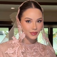 Di unggah ke akun Instagram sang MUA, penampilan wanita 27 tahun itu dibanjiri komentar pujian. Cantiiik banget bumil, tulis salah satu komentar. The best.. Wanita tercantik di indo menurutku, komentar lain. Foto: Instagram