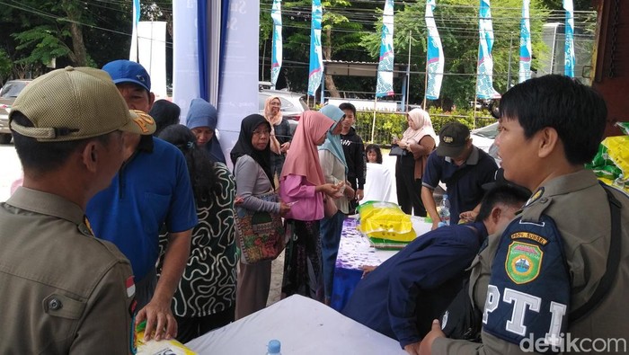 Warga Palembang Serbu Pasar Murah, Rela Antre demi Beras dan Minyak Subsidi