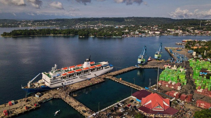 Penumpang berjalan menuju KM Sinabung di Pelabuhan Manokwari, Papua Barat, Selasa (23/12/2025). PT Pelni cabang Manokwari menyiapkan tujuh armada kapal penumpang untuk melayani kebutuhan arus mudik masyarakat saat Natal dan Tahun Baru 2026. ANTARA FOTO/Chairil Indra/sgd/agr