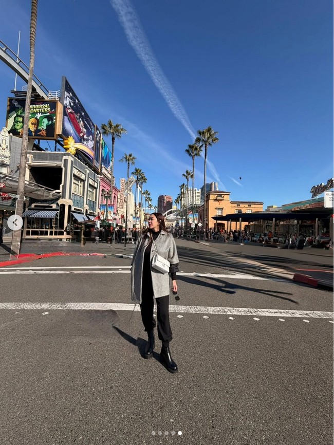 Rumor kedekatan Aura Kasih dan Ridwan Kamil berawal dari cuitan di Threads. Seorang netizen dengan akun @novela.putri mengunggah tulisan yang menyinggung adanya hubungan gelap yang diduga melibatkan sosok berinisial RK dengan perempuan lain dari kalangan artis. Perempuan tersebut disebut-sebut berinisial AK, yang kemudian banyak dikaitkan dengan Aura Kasih. Foto: Instagram/@aurakasih