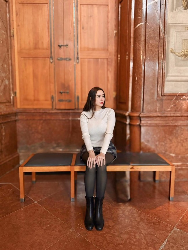 Model, penyanyi, sekaligus aktris ini memilih Jepang sebagai destinasi liburan di penghujung tahun 2025. Memasuki musim dingin di Negeri Sakura, ibu satu anak ini pun bergaya a la winter. Foto: Instagram/@aurakasih