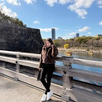 Tampil lebih santai, pelantun lagu ‘Mari Bercinta 2’ ini mengenakan jaket bulu, legging dan sneakers putih. Foto: Instagram/@aurakasih