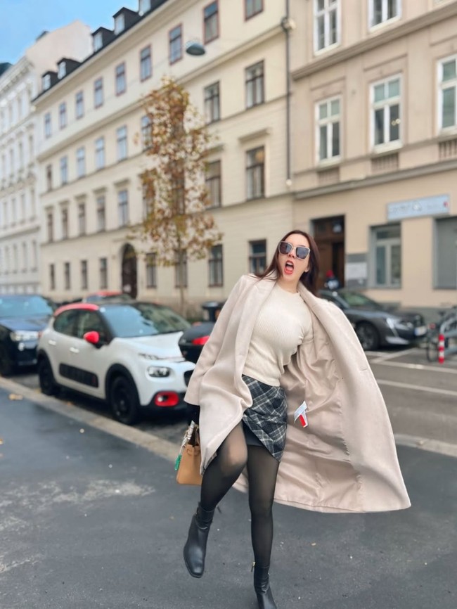 Sebelum ke Jepang, Aura Kasih sempat menghabiskan waktu liburan di Jerman. Rok mini kembali jadi andalan gayanya, dipadukan dengan sweater dan coat warna beige. Foto: Instagram/@aurakasih