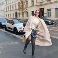 Sebelum ke Jepang, Aura Kasih sempat menghabiskan waktu liburan di Jerman. Rok mini kembali jadi andalan gayanya, dipadukan dengan sweater dan coat warna beige. Foto: Instagram/@aurakasih