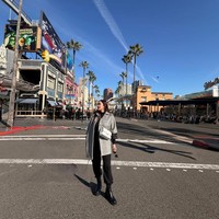 Boots hitam memberi kesan edgy, sementara flap bag Chanel warna putih menambah tampilan klasik dan timeless. Foto: Instagram/@aurakasih