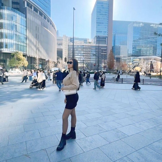 Outfit Check, Gaya Chic Aura Kasih Liburan Akhir Tahun di Luar Negeri