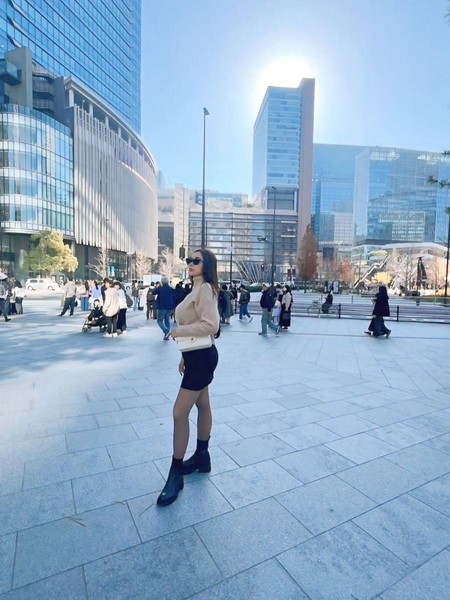 Outfit Check, Gaya Chic Aura Kasih Liburan Akhir Tahun di Luar Negeri