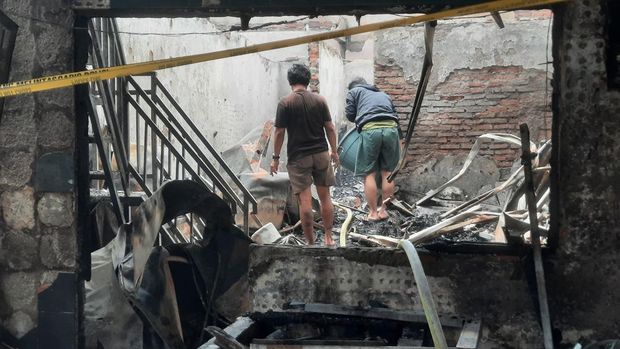 Bara Api Kembali Menyala di Petamburan Jakbar, Warga-Damkar Sigap Padamkan Api