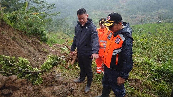 Longsor Putus Jalan Desa di Karangjambu Purbalingga, 12 KK Terisolir