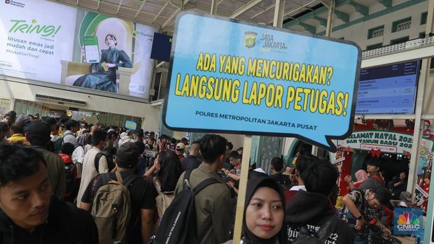 Calon penumpang menunggu keberangkatan kereta api di Stasiun Pasar Senen, Jakarta, Selasa (23/12/2025). (CNBC Indonesia/Muhammad Sabki)