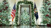 Gedung Putih banjir pujian karena sentuhan dekorasi Natal yang megah dan penuh makna. Tahun ini, Ibu Negara Amerika Serikat, Melania Trump mengangkat tema “Home Is Where the Heart Is”. Konsep dekorasi yang diusung berbeda di tiap ruangan, menonjolkan sejarah Amerika, keluarga, hingga pengasuhan anak. Foto: Saul Loeb via Getty Images