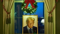 Meskipun dekorasi natal Gedung Putih ini menuai banyak pujian, ternyata beberapa komentar miring juga didapatkan. Netizen menyindir dan mengkritik kemewahan dekorasi itu. Salah satu di antaranya, mengatakan kemewahan dekorasi ini merupakan sebuah tipuan yang menutupi ketimpangan sosial, terutama di tengah lonjakan inflasi Amerika Serikat dan naiknya harga bahan makanan. Mereka (Keluarga Trump) memperdayai kita dengan judul berita, drama, dan suara yang tidak berarti apa-apa. Sementara itu, McDonalds menggandakan harganya, kopi seharga $19 di Sams Club, dan segala sesuatu mulai dari daging sapi hingga roti meroket harganya, tulis salah satu warganet di komentar akun X @FLOTUS. Foto: Evan Vucci via CBS News
