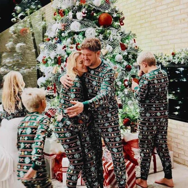 Foto: Dekorasi Pohon Natal Seleb Dunia, Punya Michael Buble Matching Sama Baju
