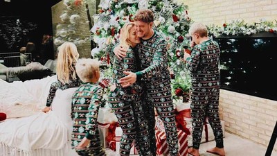 Foto: Dekorasi Pohon Natal Seleb Dunia, Punya Michael Buble Matching Sama Baju
