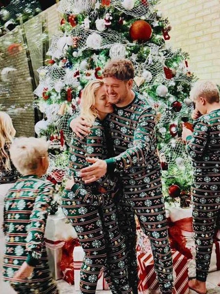 Foto: Dekorasi Pohon Natal Seleb Dunia, Punya Michael Buble Matching Sama Baju