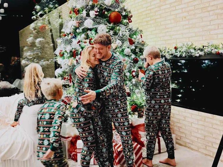 Foto: Dekorasi Pohon Natal Seleb Dunia, Punya Michael Buble Matching Sama Baju