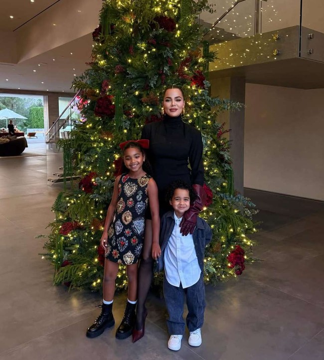 Di antara klan Kardashian lainnya, mungkin pohon Natal Khloe Kardashian paling sederhana. (Foto: Instagram)