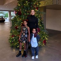 Di antara klan Kardashian lainnya, mungkin pohon Natal Khloe Kardashian paling sederhana. (Foto: Instagram)