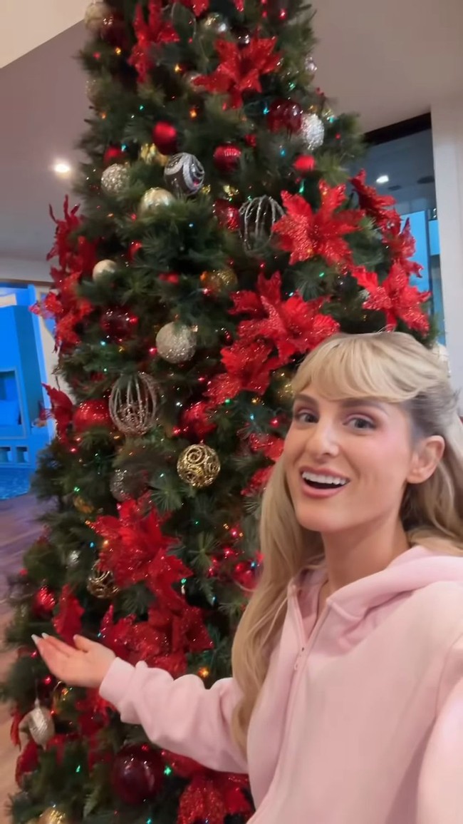 Meghan Trainor memilih dekorasi bergaya tradisional dengan nuansa merah yang mendominasi. (Foto: Instagram)