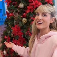 Meghan Trainor memilih dekorasi bergaya tradisional dengan nuansa merah yang mendominasi. (Foto: Instagram)