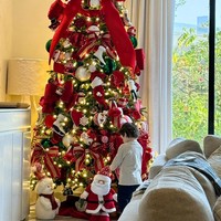 Dekorasi bernuansa merah juga menjadi pilihan Lindsay Lohan. Namun, ia memberikan hiasan berbentuk boneka Sinterklas yang mencuri perhatian buah hatinya. (Foto: Instagram)