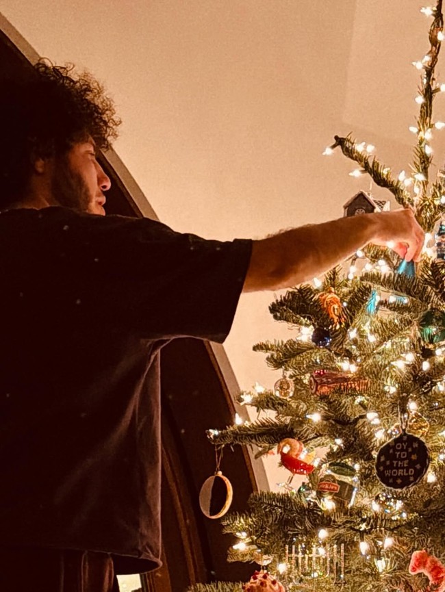 Natal tahun ini dirayakan pertama kali oleh Selena Gomez dan Benny Blanco sebagai pasangan suami-istri. Pohon Natal bersama mereka dihiasi kerlap-kerlip lampu dengan vibe yang shaydu. (Foto: Instagram)