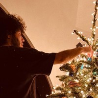 Natal tahun ini dirayakan pertama kali oleh Selena Gomez dan Benny Blanco sebagai pasangan suami-istri. Pohon Natal bersama mereka dihiasi kerlap-kerlip lampu dengan vibe yang shaydu. (Foto: Instagram)