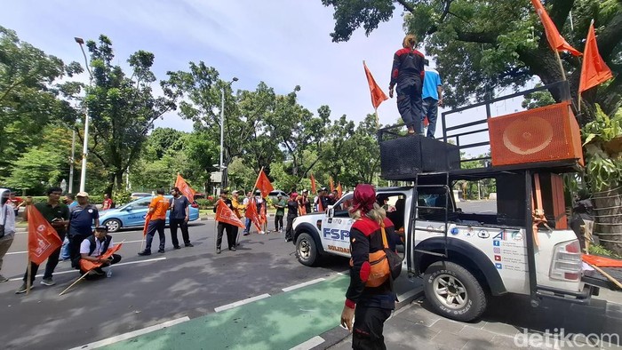 Buruh Demo di Depan Balkot Jakarta Jelang Pengumuman UMP 2026