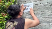 Denny Caknan langsung loh yang menempelkan kertas berisi informasi password Wi-Fi rumahnya. (Foto: Instagram @denny_caknan)