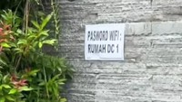 Password WIFI: Rumah DC 1, begitulah tulisan di kertas yang Denny Caknan tempel di pagar rumahnya.  Foto: Instagram @denny_caknan