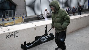 Namun, kemunculan mural ini kembali memicu spekulasi dan perbincangan luas, mengingat seniman asal Inggris itu kerap menghadirkan karya-karyanya secara mendadak tanpa pengumuman sebelumnya. REUTERS/Isabel Infantes