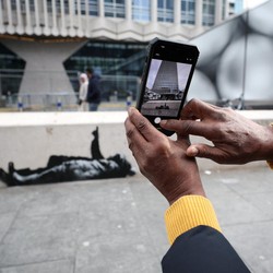 Diduga Karya Banksy, Mural Baru di London Curi Perhatian