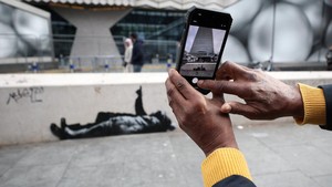 Sejumlah warga tampak berhenti untuk mengamati, memotret, hingga mengabadikan mural tersebut menggunakan ponsel mereka. REUTERS/Isabel Infantes